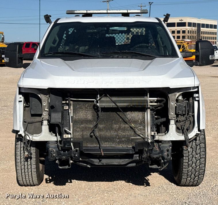 image for item ES5777 2022 Ford F250 Super Duty utility bed pickup truck