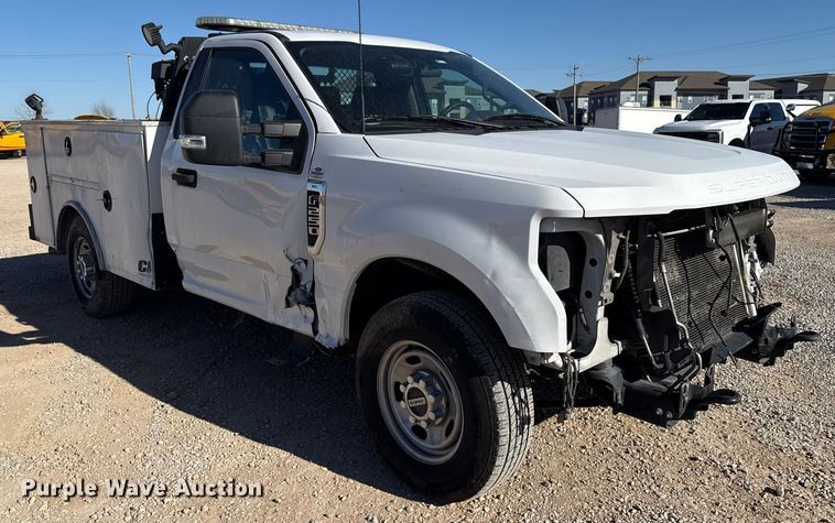 image for item ES5777 2022 Ford F250 Super Duty utility bed pickup truck