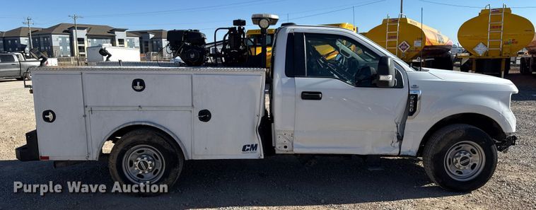 image for item ES5777 2022 Ford F250 Super Duty utility bed pickup truck