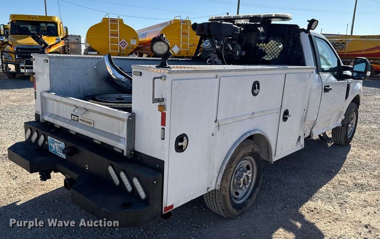 image for item ES5777 2022 Ford F250 Super Duty utility bed pickup truck