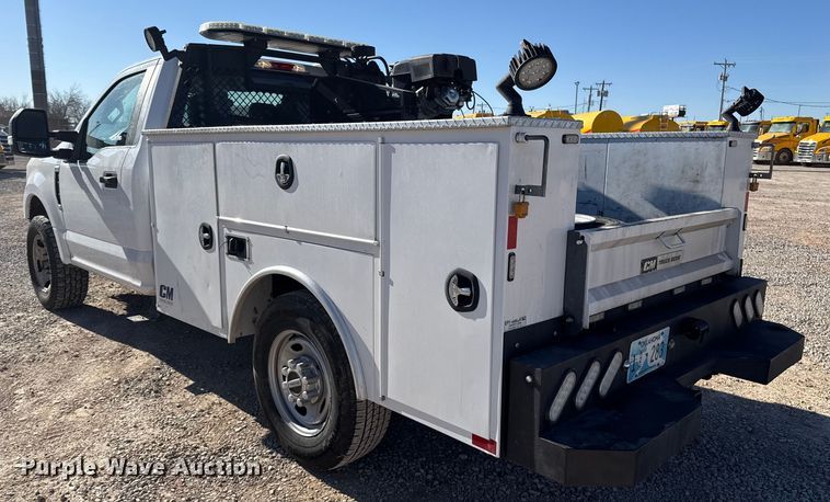 image for item ES5777 2022 Ford F250 Super Duty utility bed pickup truck