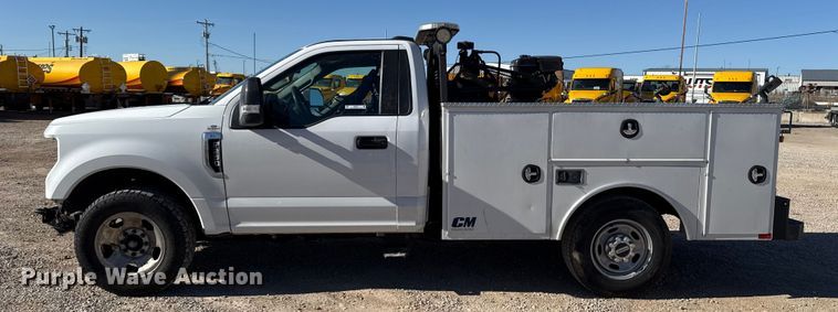 image for item ES5777 2022 Ford F250 Super Duty utility bed pickup truck