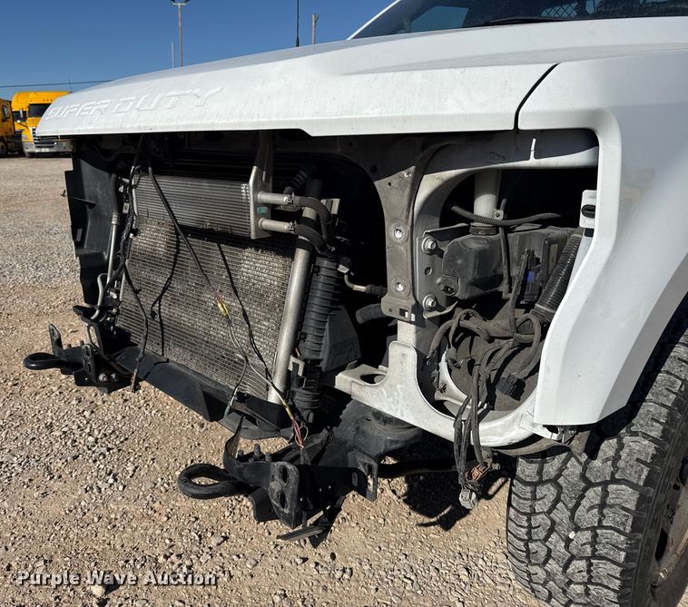 image for item ES5777 2022 Ford F250 Super Duty utility bed pickup truck