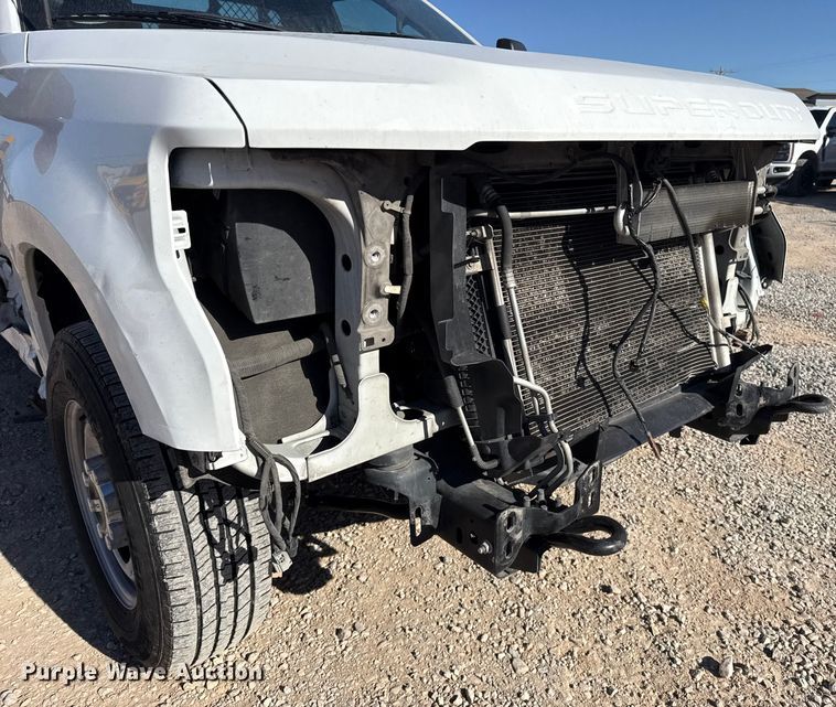 image for item ES5777 2022 Ford F250 Super Duty utility bed pickup truck