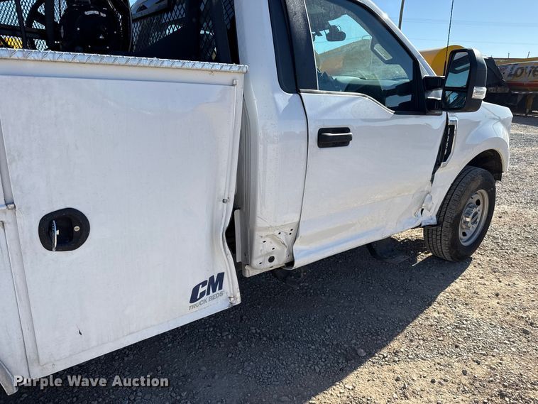 image for item ES5777 2022 Ford F250 Super Duty utility bed pickup truck