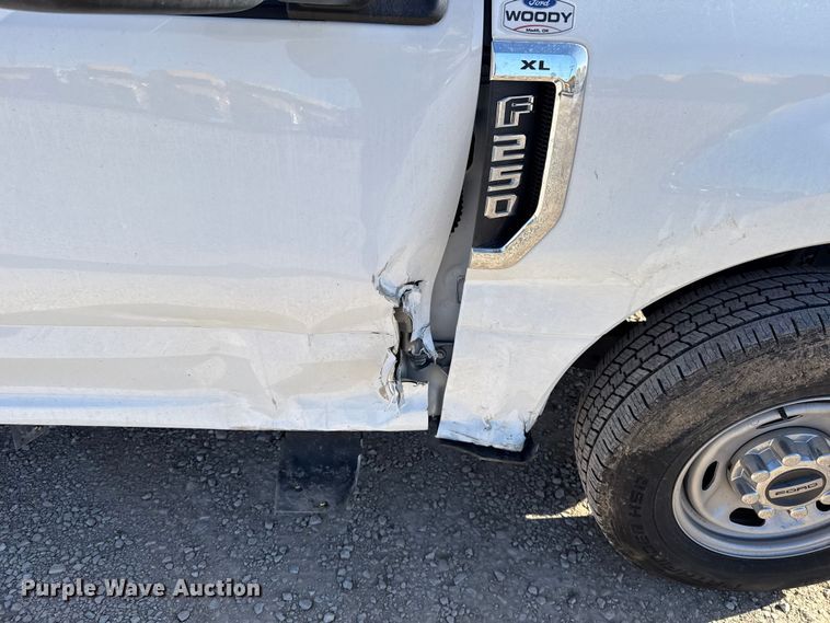 image for item ES5777 2022 Ford F250 Super Duty utility bed pickup truck