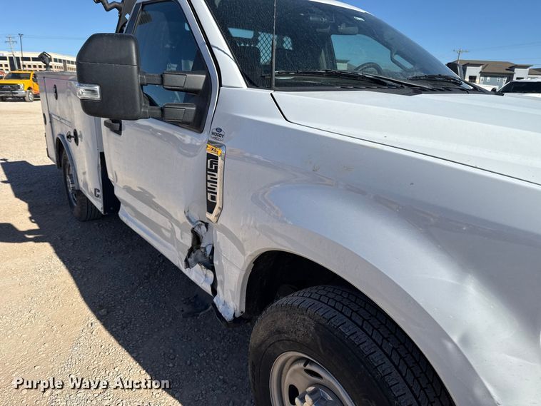 image for item ES5777 2022 Ford F250 Super Duty utility bed pickup truck