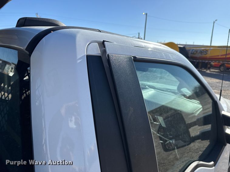 image for item ES5777 2022 Ford F250 Super Duty utility bed pickup truck