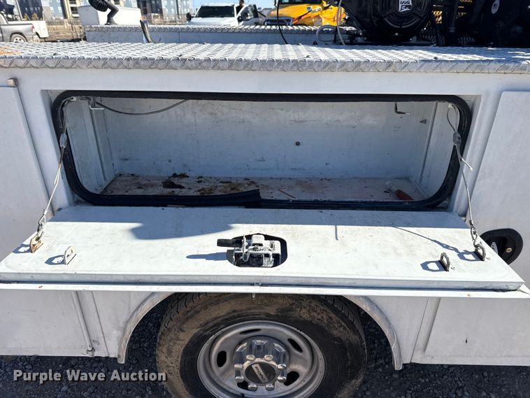 image for item ES5777 2022 Ford F250 Super Duty utility bed pickup truck