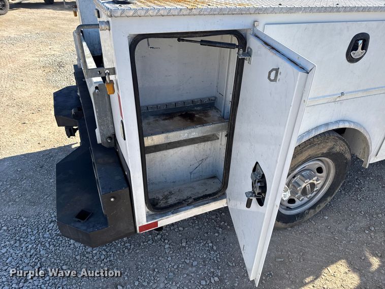 image for item ES5777 2022 Ford F250 Super Duty utility bed pickup truck