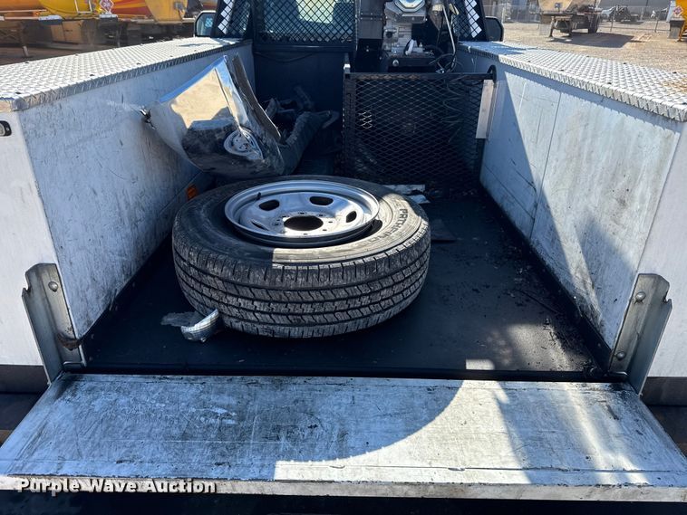 image for item ES5777 2022 Ford F250 Super Duty utility bed pickup truck