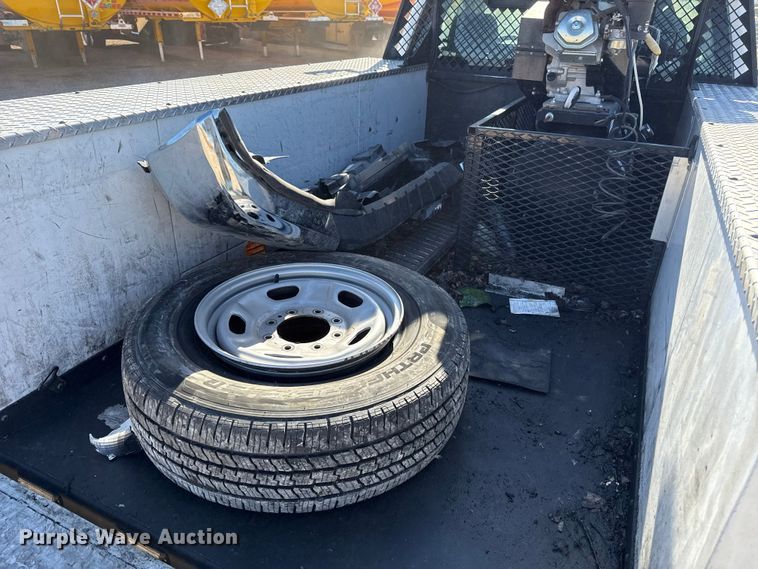 image for item ES5777 2022 Ford F250 Super Duty utility bed pickup truck