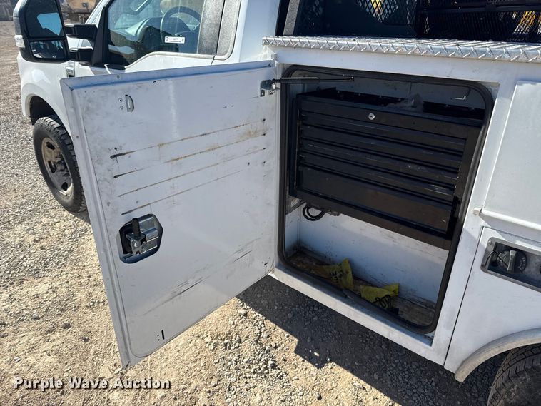 image for item ES5777 2022 Ford F250 Super Duty utility bed pickup truck