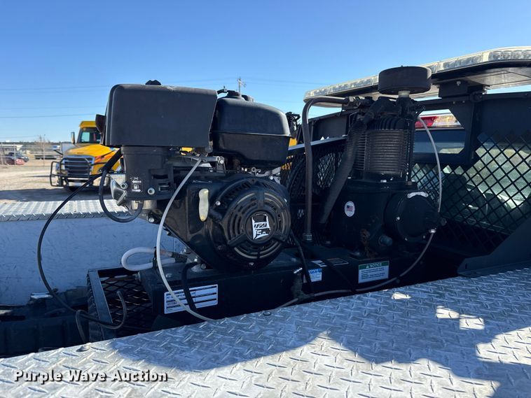 image for item ES5777 2022 Ford F250 Super Duty utility bed pickup truck