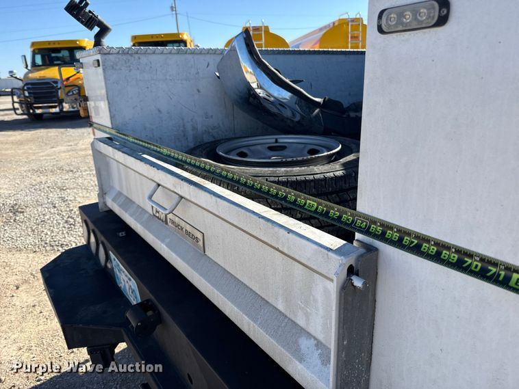 image for item ES5777 2022 Ford F250 Super Duty utility bed pickup truck