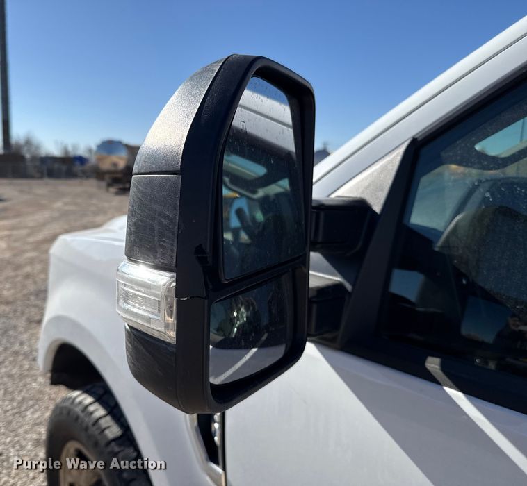 image for item ES5777 2022 Ford F250 Super Duty utility bed pickup truck