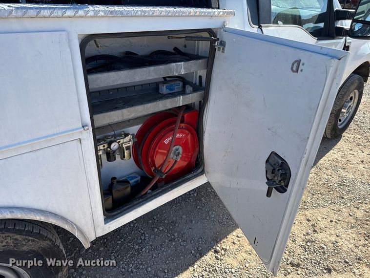 image for item ES5777 2022 Ford F250 Super Duty utility bed pickup truck