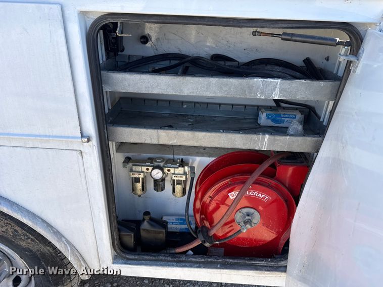 image for item ES5777 2022 Ford F250 Super Duty utility bed pickup truck