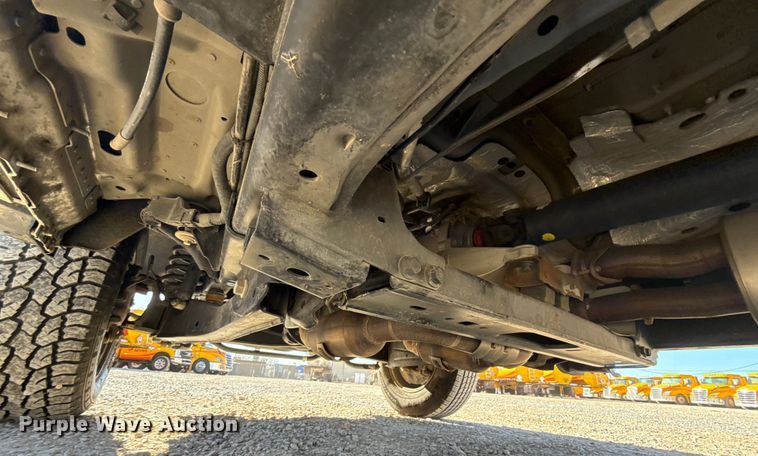 image for item ES5777 2022 Ford F250 Super Duty utility bed pickup truck