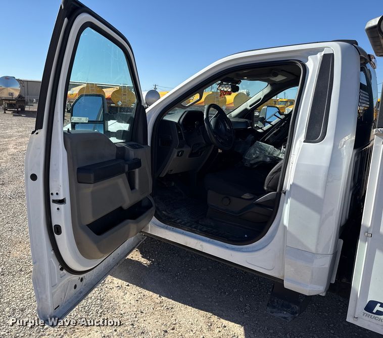 image for item ES5777 2022 Ford F250 Super Duty utility bed pickup truck