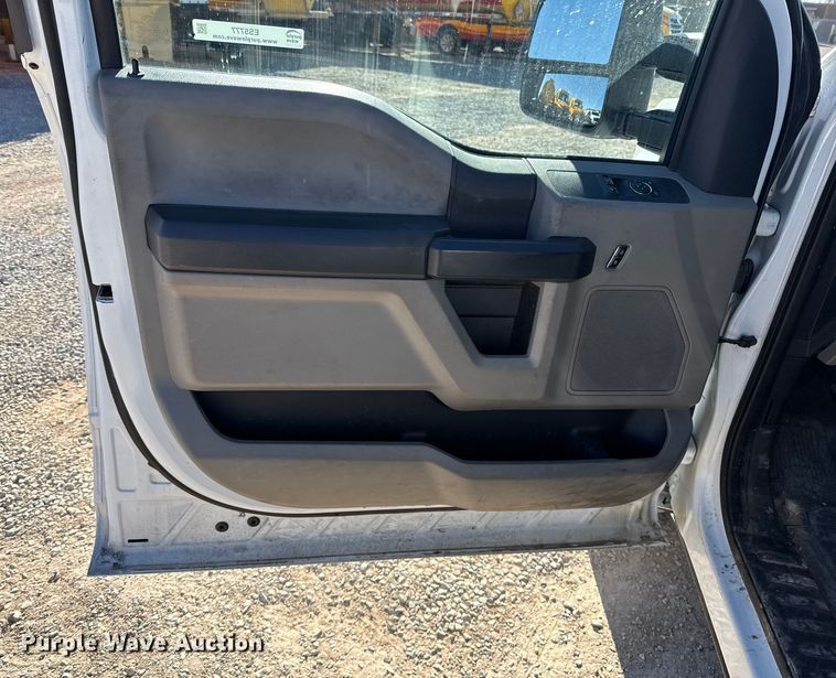 image for item ES5777 2022 Ford F250 Super Duty utility bed pickup truck