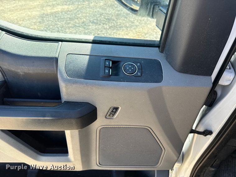 image for item ES5777 2022 Ford F250 Super Duty utility bed pickup truck