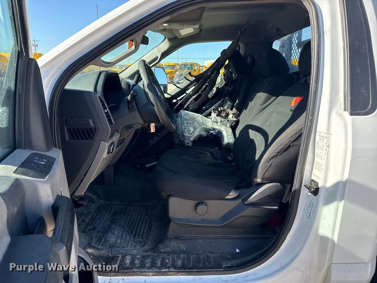 image for item ES5777 2022 Ford F250 Super Duty utility bed pickup truck