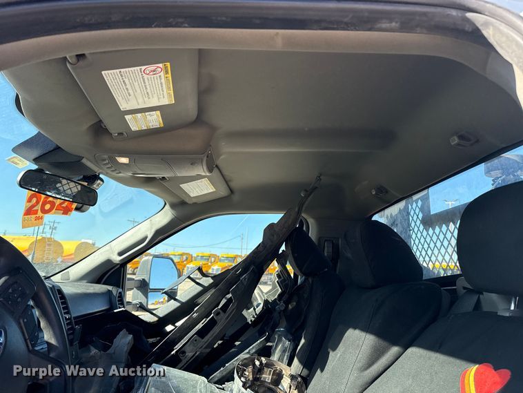 image for item ES5777 2022 Ford F250 Super Duty utility bed pickup truck