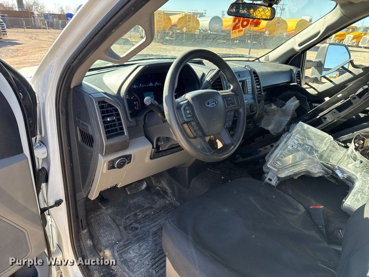 image for item ES5777 2022 Ford F250 Super Duty utility bed pickup truck