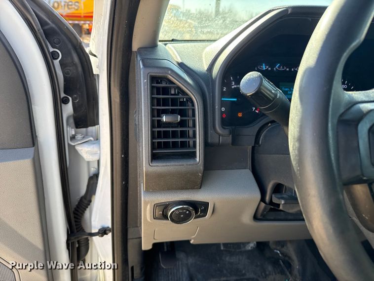 image for item ES5777 2022 Ford F250 Super Duty utility bed pickup truck