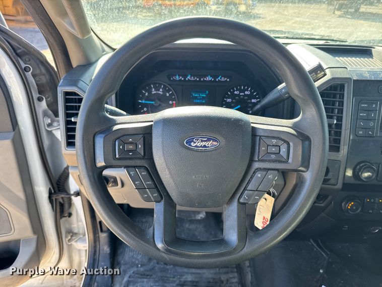 image for item ES5777 2022 Ford F250 Super Duty utility bed pickup truck