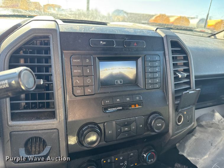 image for item ES5777 2022 Ford F250 Super Duty utility bed pickup truck