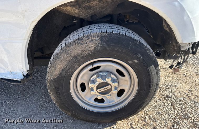 image for item ES5777 2022 Ford F250 Super Duty utility bed pickup truck