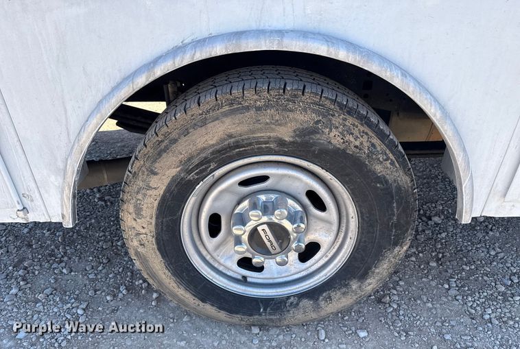 image for item ES5777 2022 Ford F250 Super Duty utility bed pickup truck