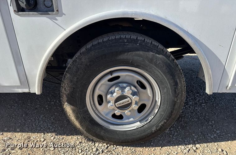 image for item ES5777 2022 Ford F250 Super Duty utility bed pickup truck