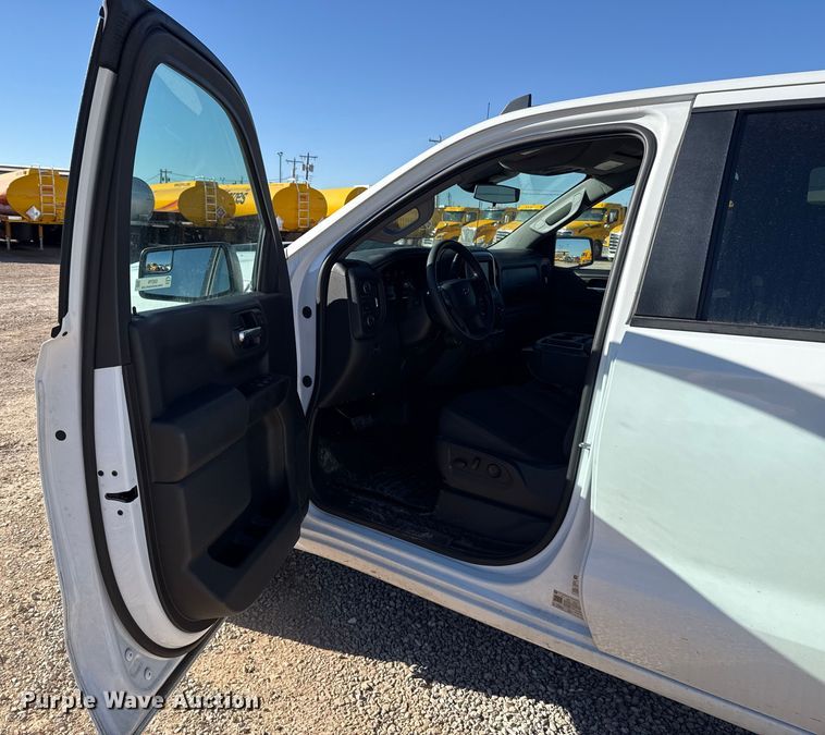 image for item ES5778 2023 Chevrolet Silverado 1500 Crew Cab pickup truck