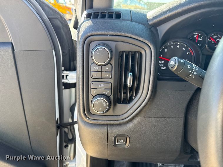 image for item ES5778 2023 Chevrolet Silverado 1500 Crew Cab pickup truck