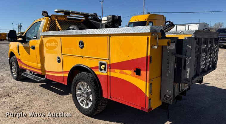 image for item ES5780 2020 Ford F350 Super Duty utility bed pickup truck