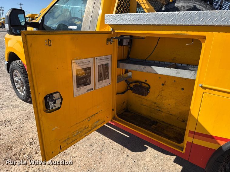 image for item ES5780 2020 Ford F350 Super Duty utility bed pickup truck