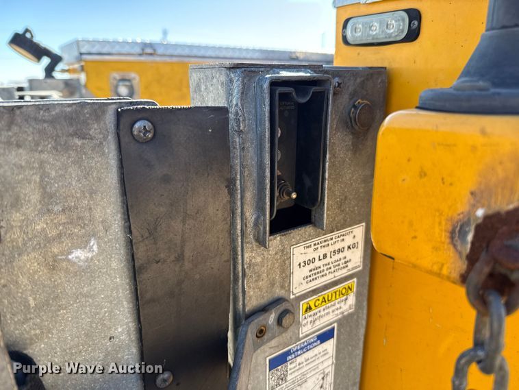 image for item ES5780 2020 Ford F350 Super Duty utility bed pickup truck