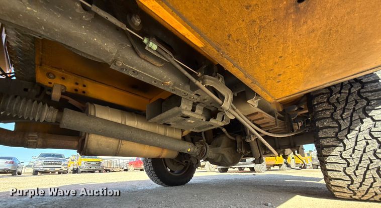 image for item ES5780 2020 Ford F350 Super Duty utility bed pickup truck