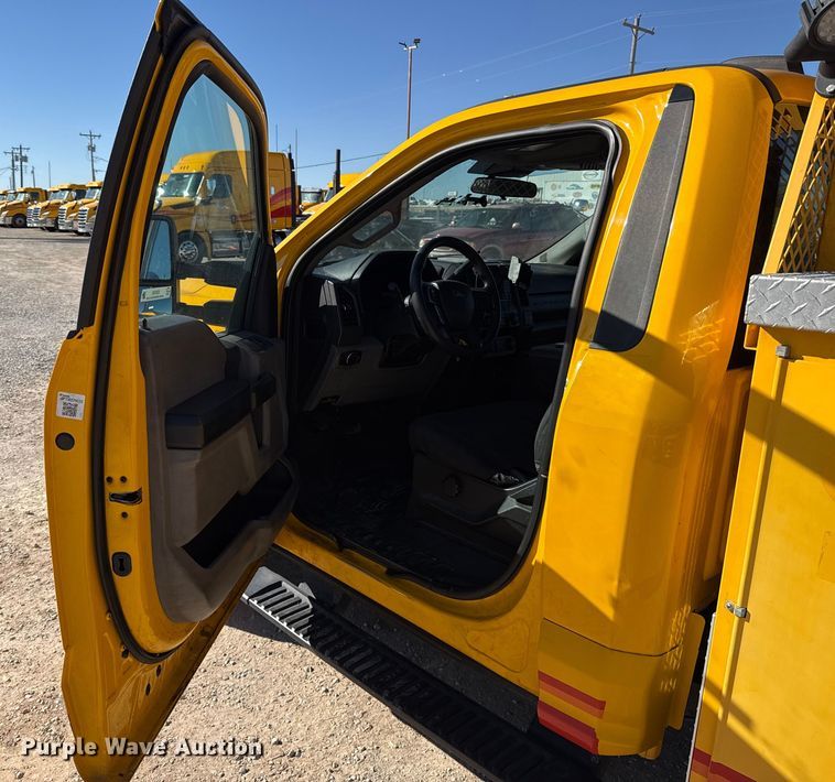 image for item ES5780 2020 Ford F350 Super Duty utility bed pickup truck