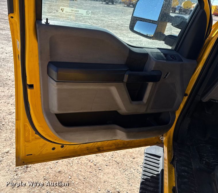 image for item ES5780 2020 Ford F350 Super Duty utility bed pickup truck