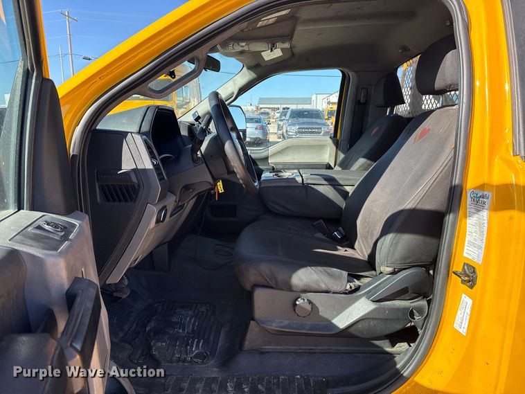 image for item ES5780 2020 Ford F350 Super Duty utility bed pickup truck