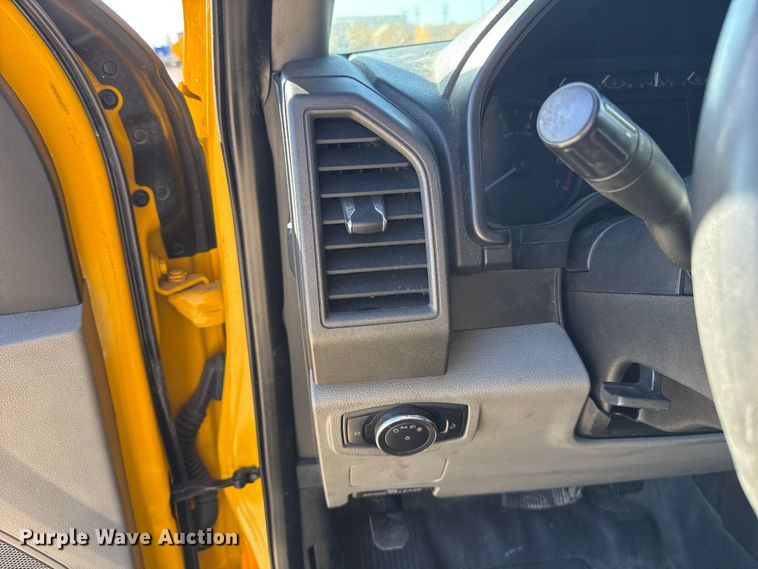 image for item ES5780 2020 Ford F350 Super Duty utility bed pickup truck