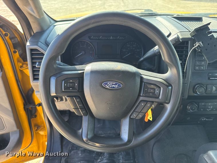 image for item ES5780 2020 Ford F350 Super Duty utility bed pickup truck