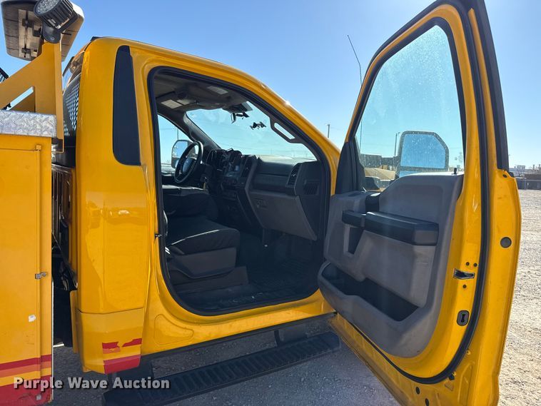 image for item ES5780 2020 Ford F350 Super Duty utility bed pickup truck