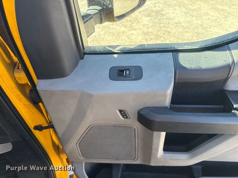 image for item ES5780 2020 Ford F350 Super Duty utility bed pickup truck