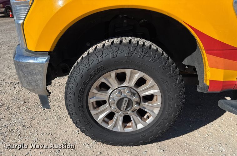 image for item ES5780 2020 Ford F350 Super Duty utility bed pickup truck