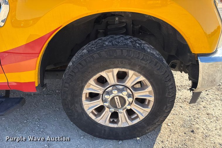 image for item ES5780 2020 Ford F350 Super Duty utility bed pickup truck